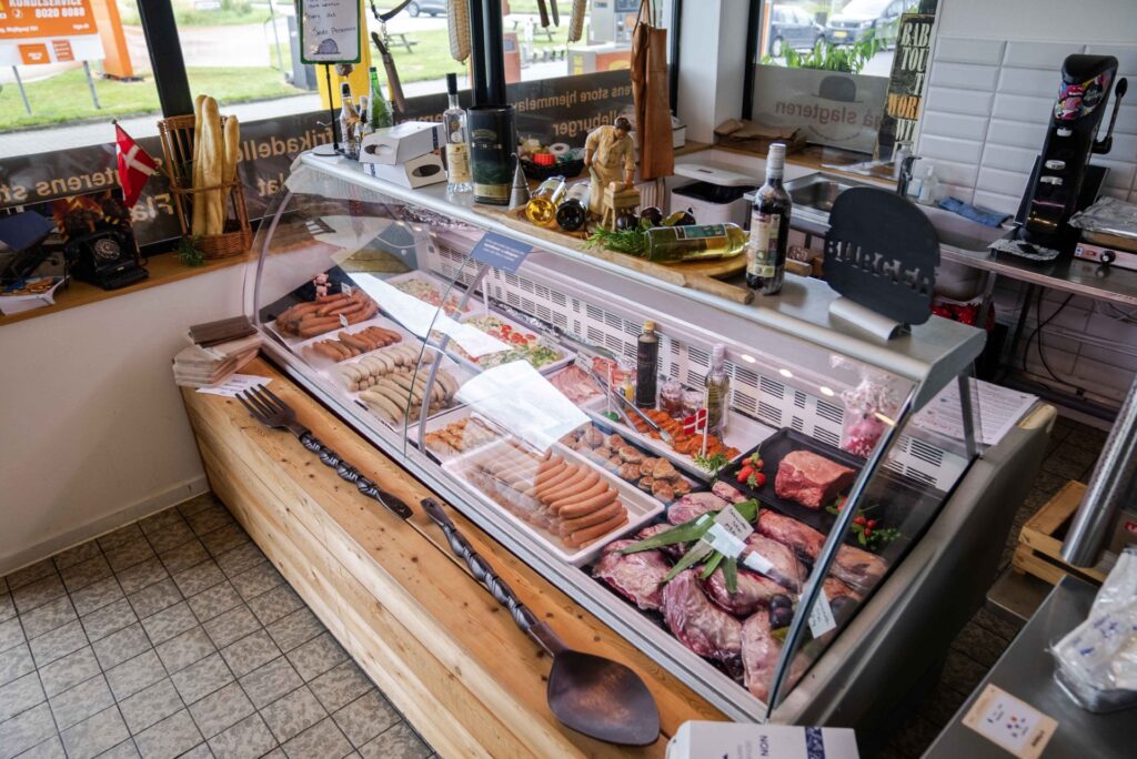 Køledisk med kød, pølser og specialiteter hos JaTak Slagteren.