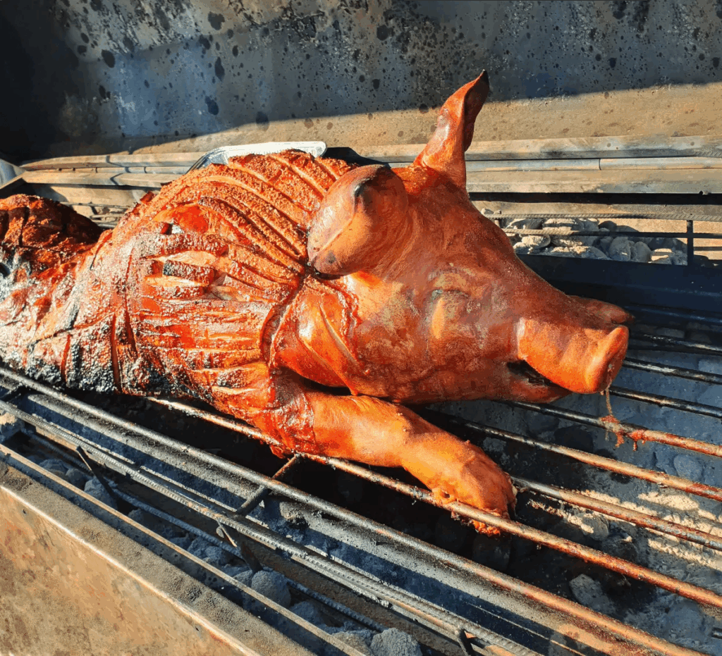 Toms special ølmarineret gris, perfekt stegt med sprød svær