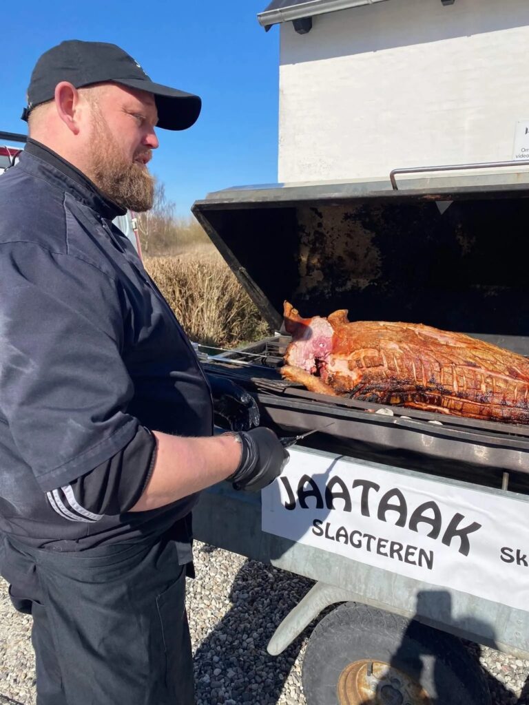 Helstegt ølmarineret gris med saftig kød og sprød overflade